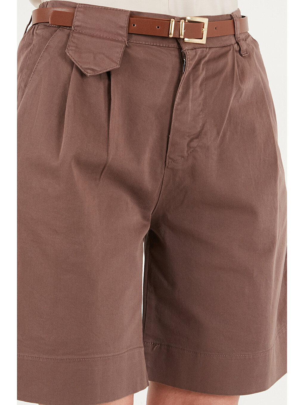 Kahverengi Pamuklu Loose Fit Pileli Kemerli Kadın Bermuda Şort 668YP5439-6