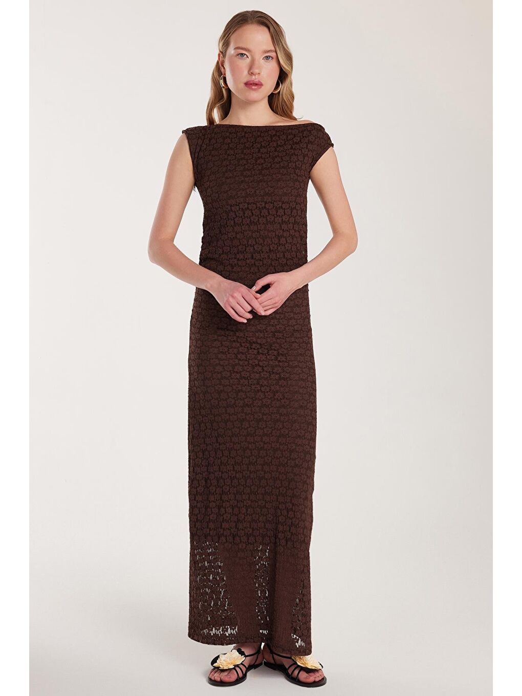 Kadın Standart Fit Omzu Açık Kayık Yaka Dantel Desenli Kahverengi Elbise