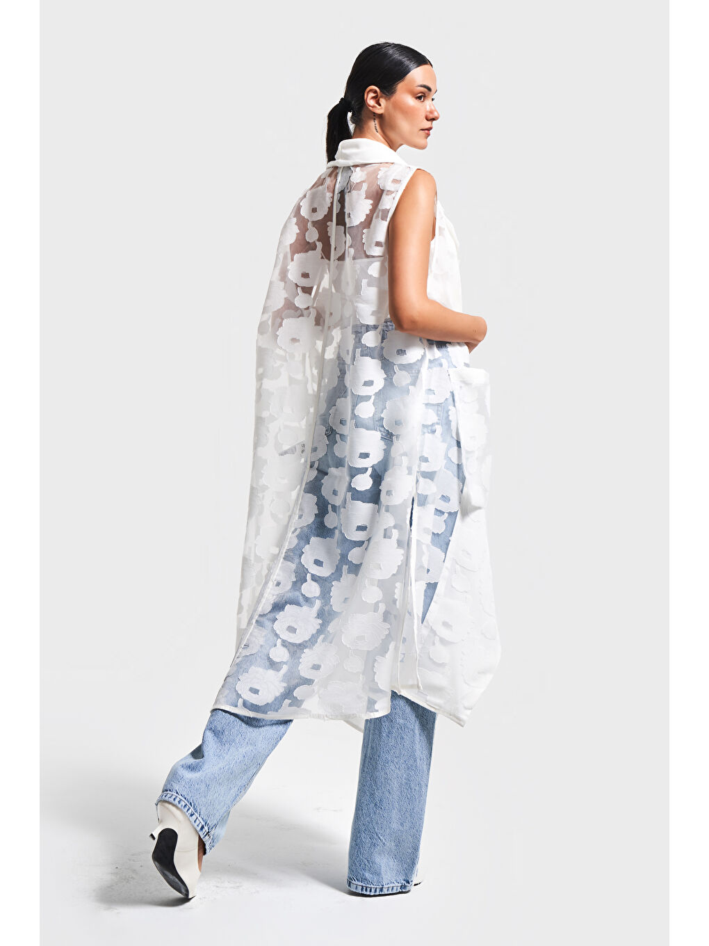 Kadın Beyaz Renk Şefaf Dantel Detaylı Maxi Boy Uzun Tasarım Yelek-4