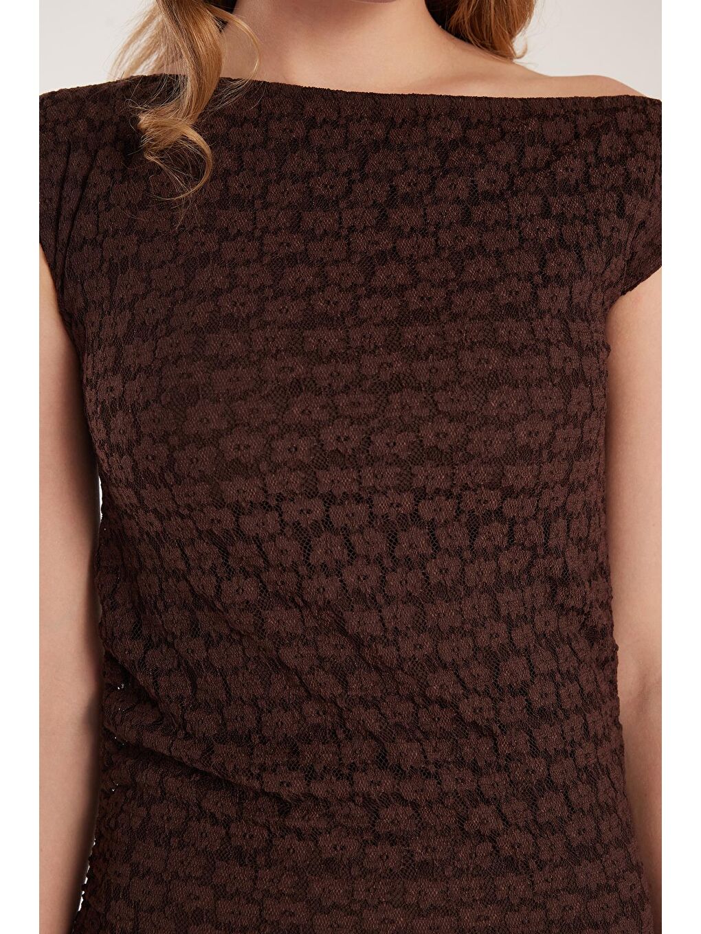 Kadın Standart Fit Omzu Açık Kayık Yaka Dantel Desenli Kahverengi Elbise-2