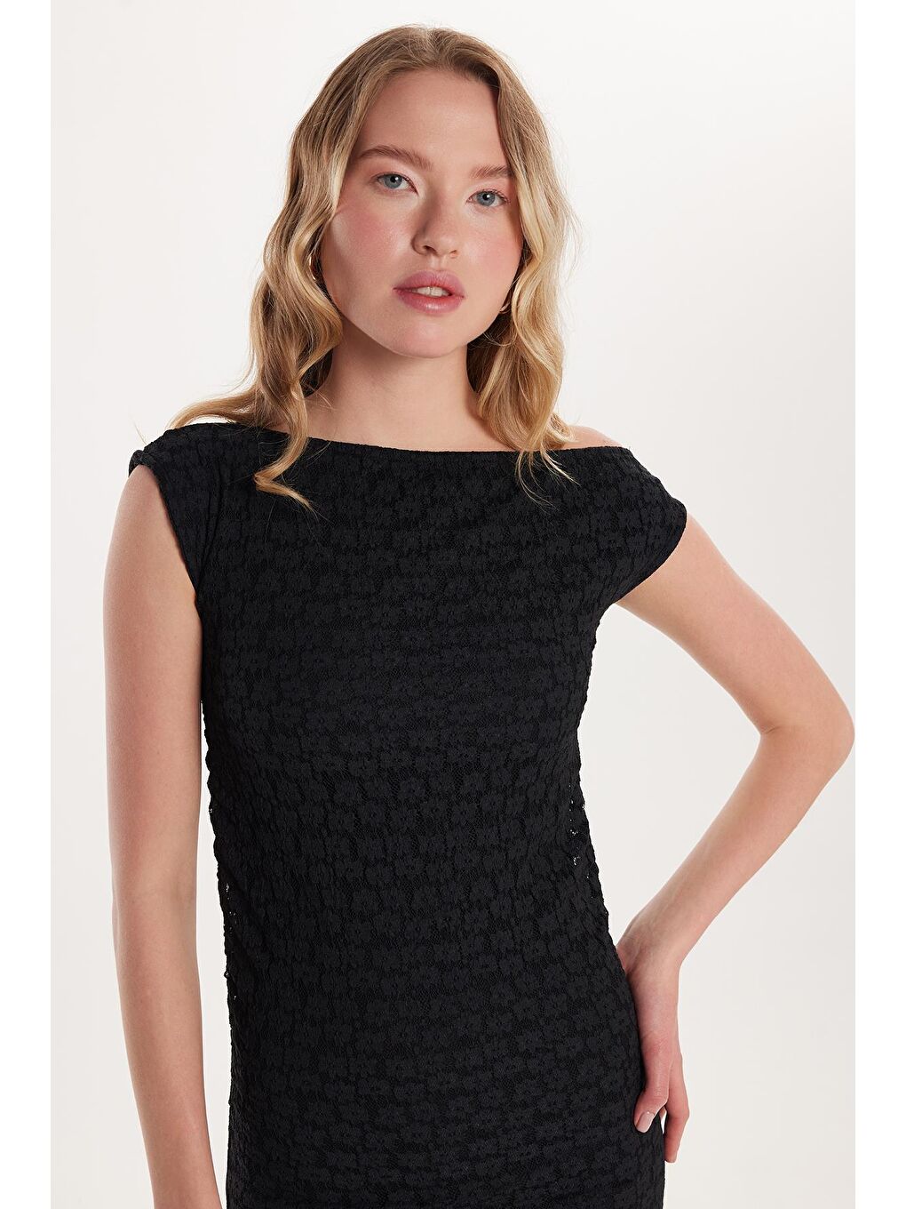 Kadın Standart Fit Omzu Açık Kayık Yaka Dantel Desenli Siyah Elbise-1