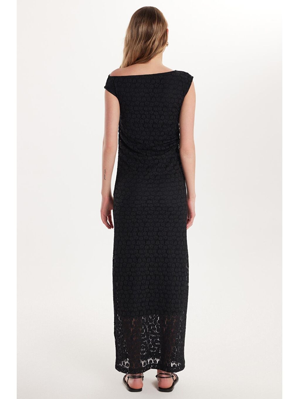 Kadın Standart Fit Omzu Açık Kayık Yaka Dantel Desenli Siyah Elbise-4