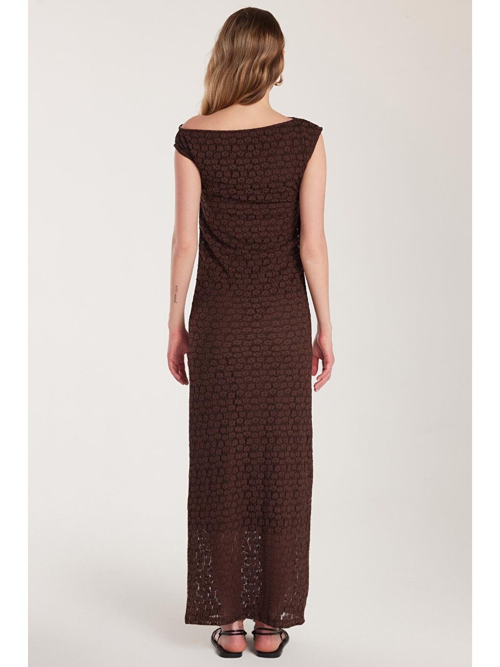 Kadın Standart Fit Omzu Açık Kayık Yaka Dantel Desenli Kahverengi Elbise-4