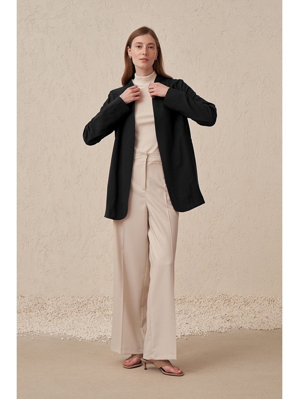 Siyah-Kol Büzgü Detaylı Blazer Ceket