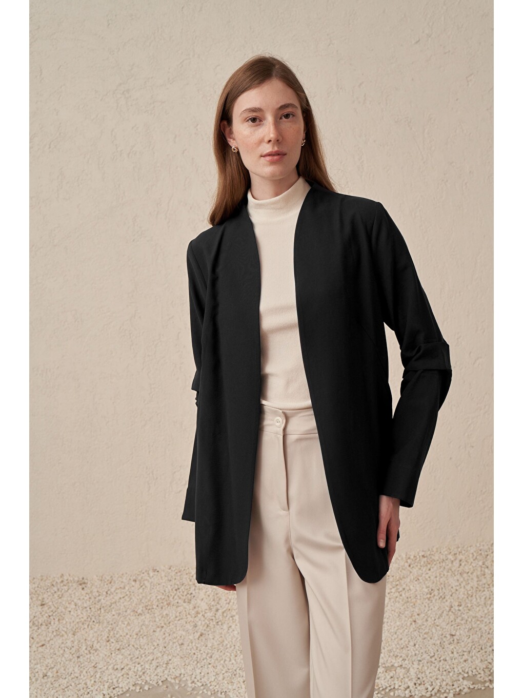Siyah-Kol Büzgü Detaylı Blazer Ceket-3