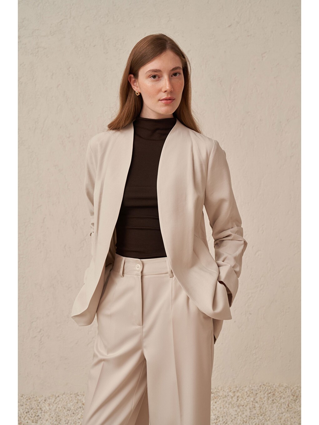 Bej Taş-Kol Büzgü Detaylı Blazer Ceket-3