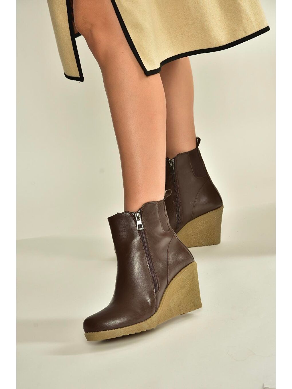 Kahverengi Kadın Bot V361196809-1