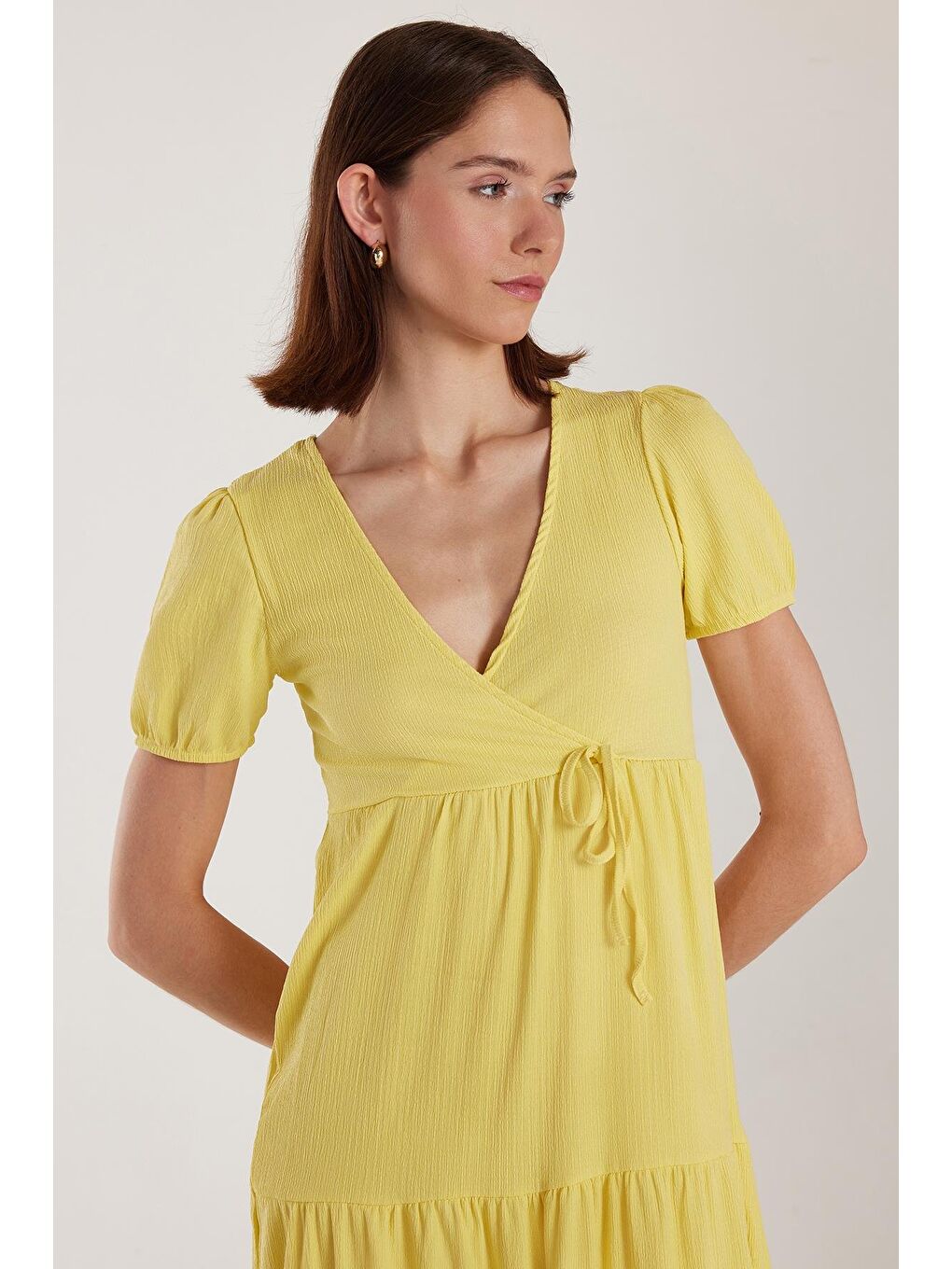 Kadın Standart Fit Normal Kesim V Yaka Gofre Midi Sarı Elbise-1