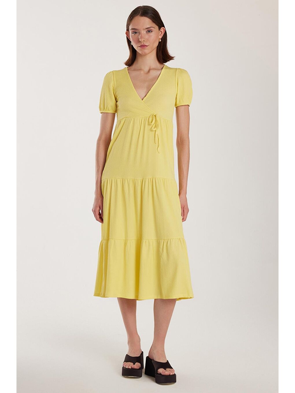 Kadın Standart Fit Normal Kesim V Yaka Gofre Midi Sarı Elbise-3
