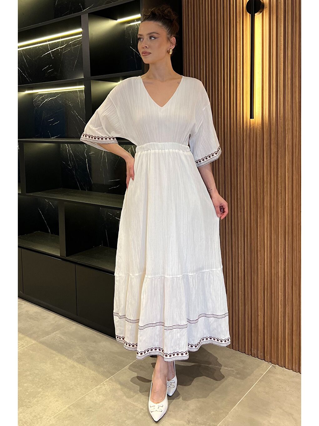 Ekru Kadın V Yaka Bel Lastikli Nakış Detaylı Salaş Elbise