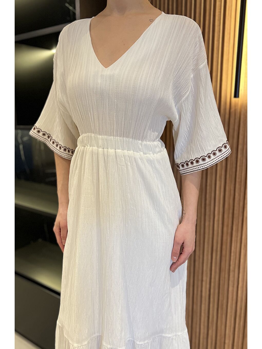 Ekru Kadın V Yaka Bel Lastikli Nakış Detaylı Salaş Elbise-3