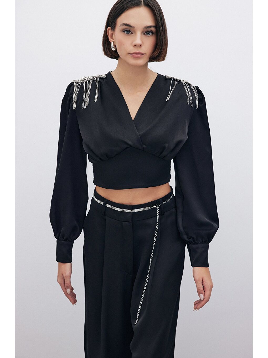 Omuz Aksesuarlı Kısa Bluz - Siyah
