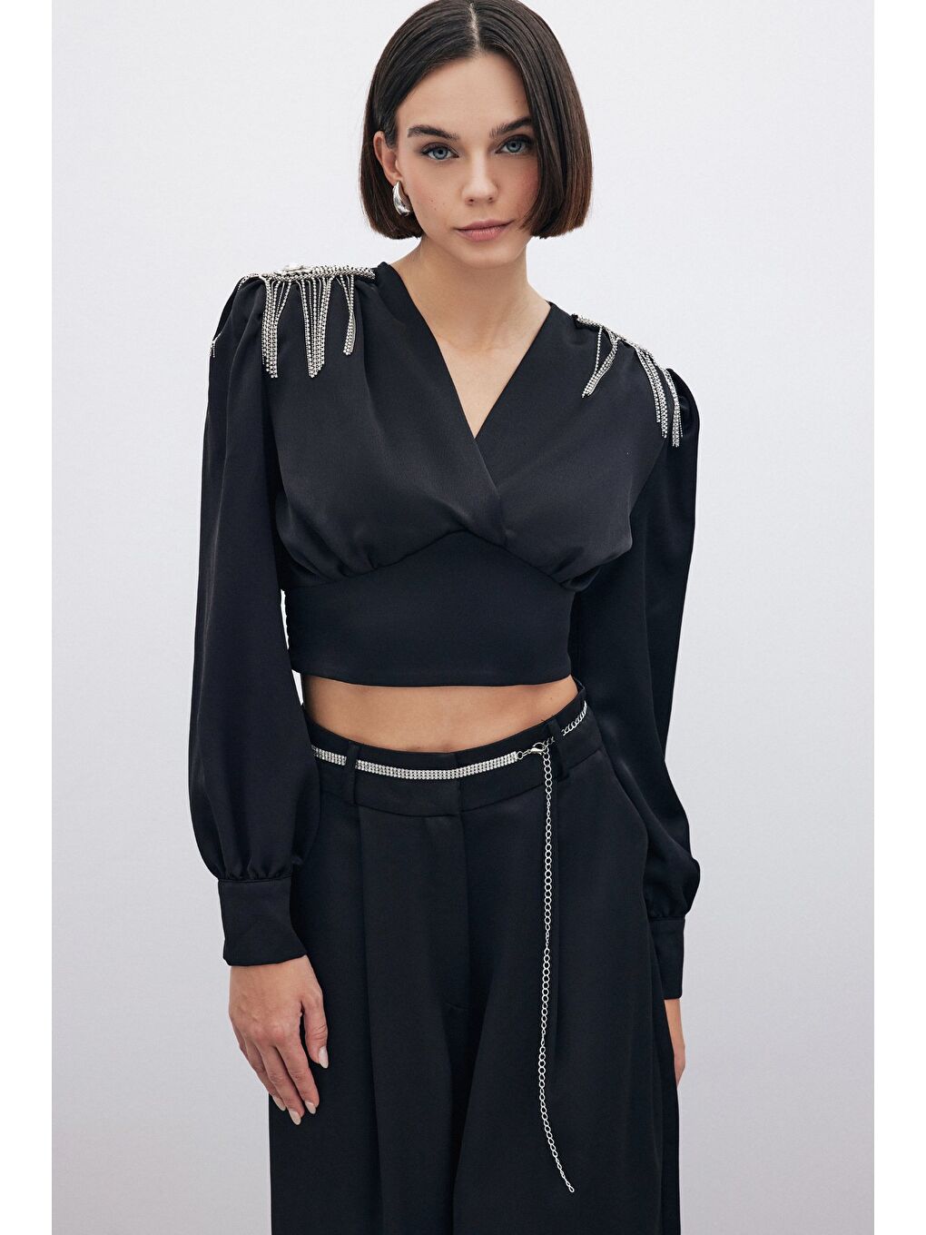 Omuz Aksesuarlı Kısa Bluz - Siyah-1