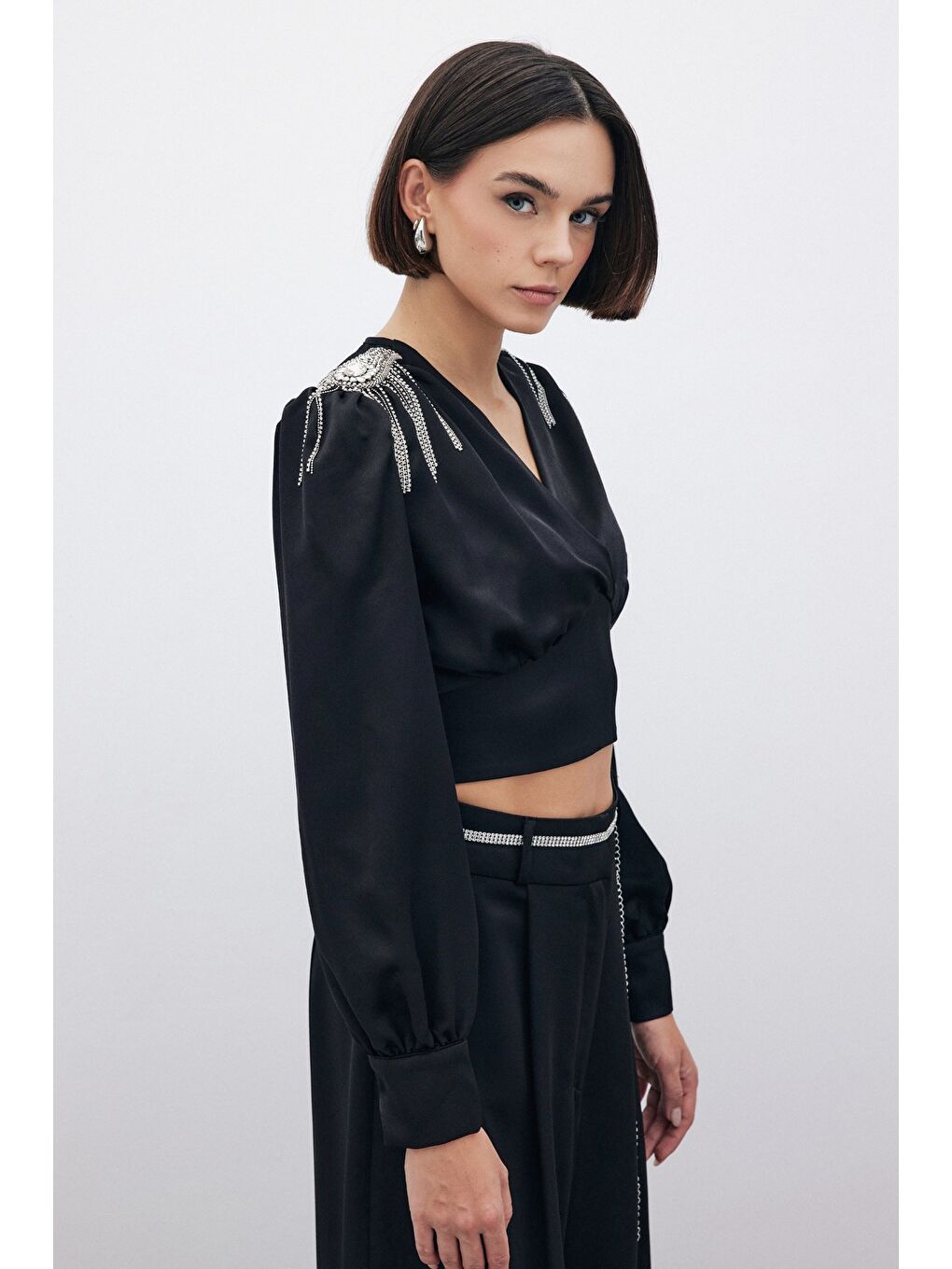 Omuz Aksesuarlı Kısa Bluz - Siyah-2