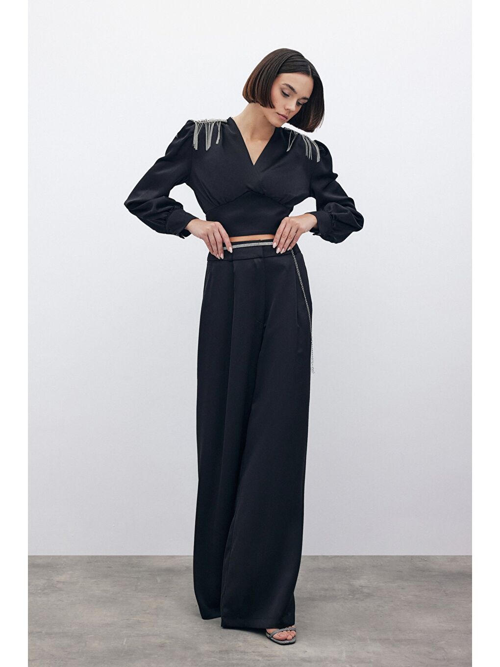 Omuz Aksesuarlı Kısa Bluz - Siyah-3