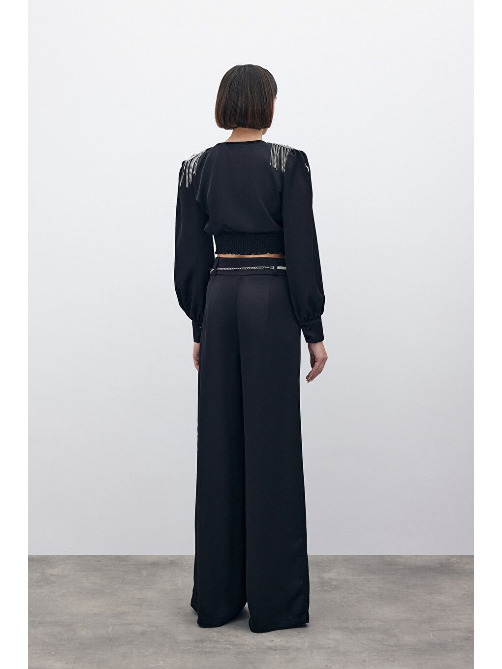 Omuz Aksesuarlı Kısa Bluz - Siyah-6