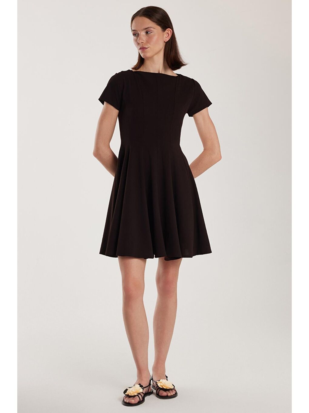 Kadın Regular Fit Klasik Kesim Bisiklet Yaka Pileli Mini Siyah Elbise