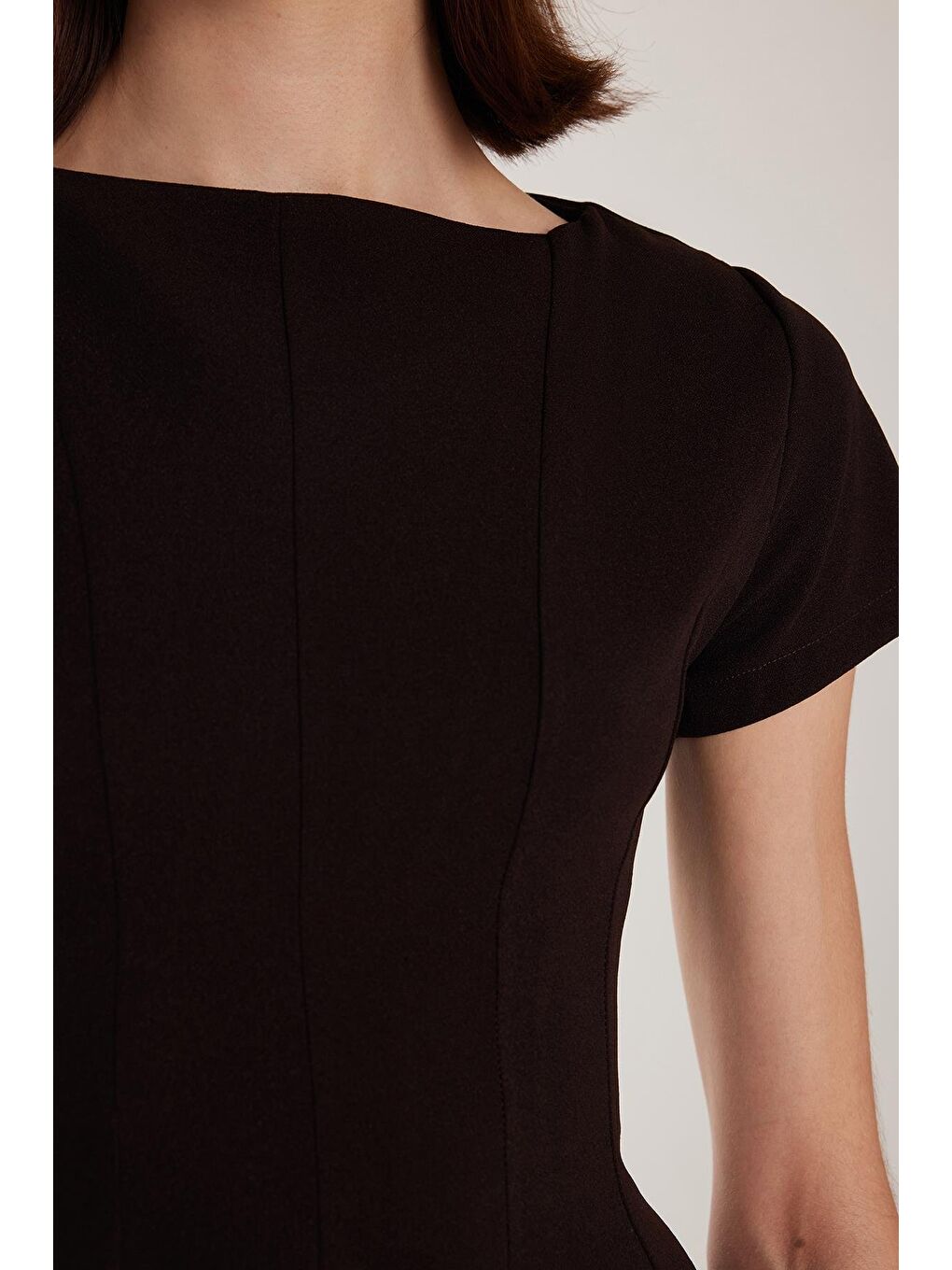 Kadın Regular Fit Klasik Kesim Bisiklet Yaka Pileli Mini Siyah Elbise-2