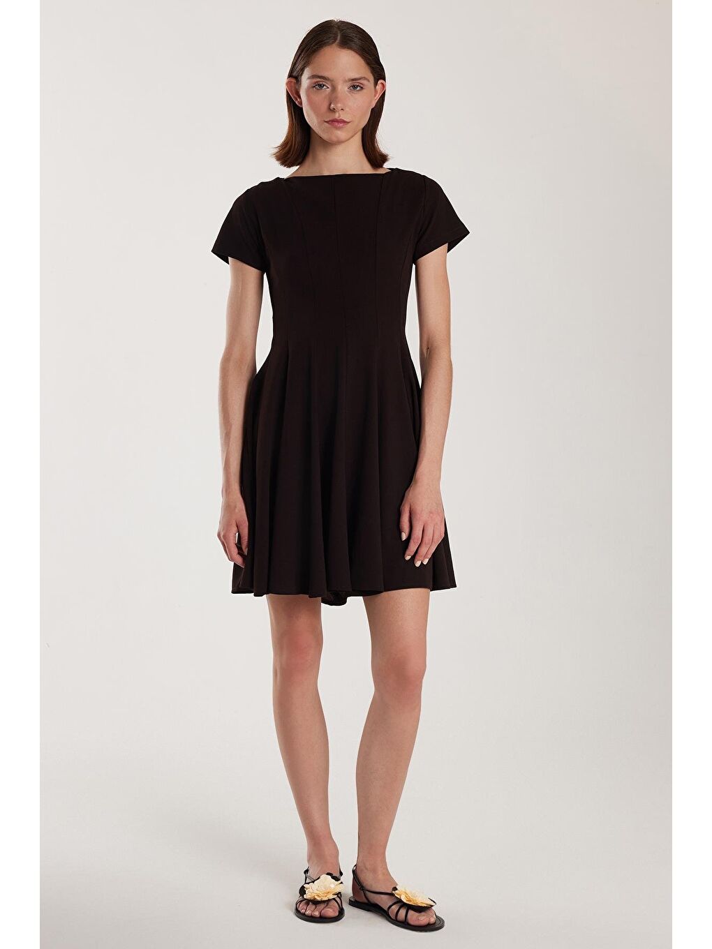 Kadın Regular Fit Klasik Kesim Bisiklet Yaka Pileli Mini Siyah Elbise-3