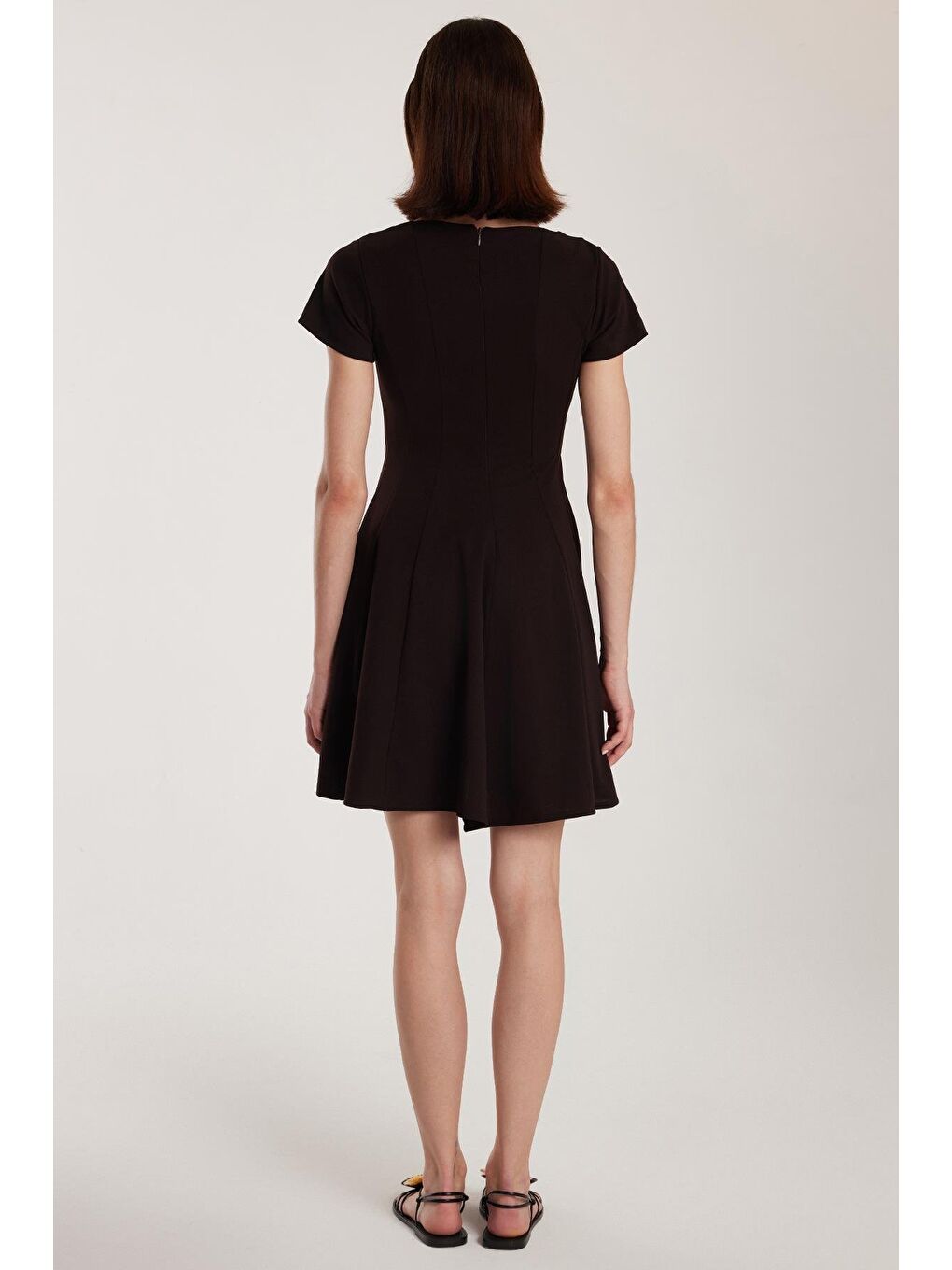 Kadın Regular Fit Klasik Kesim Bisiklet Yaka Pileli Mini Siyah Elbise-4