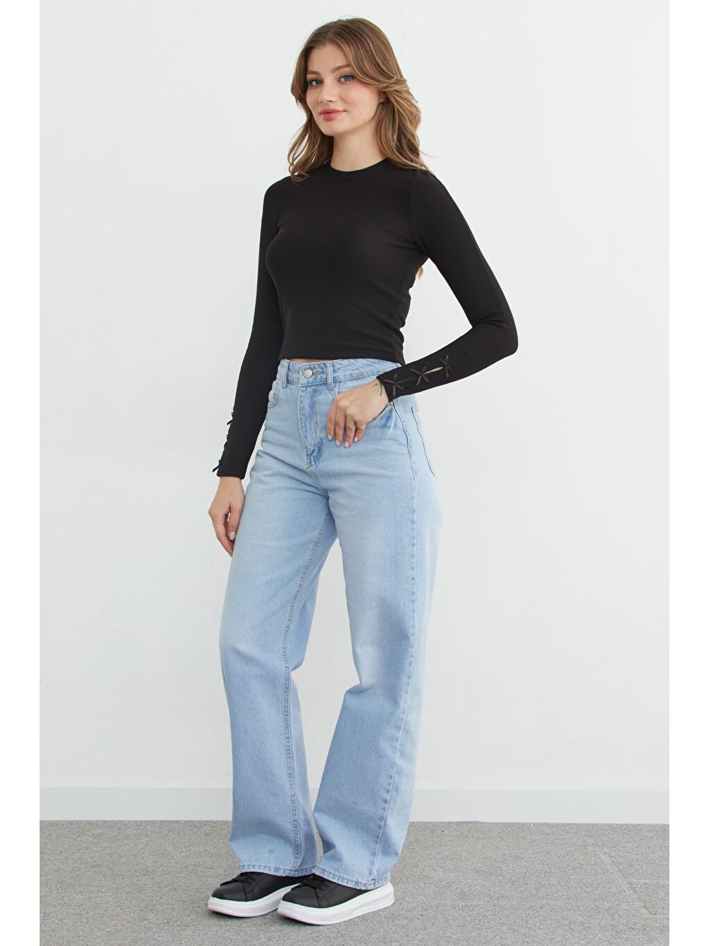 Siyah Fitilli Kolları Fiyonk Detaylı Bluz-2