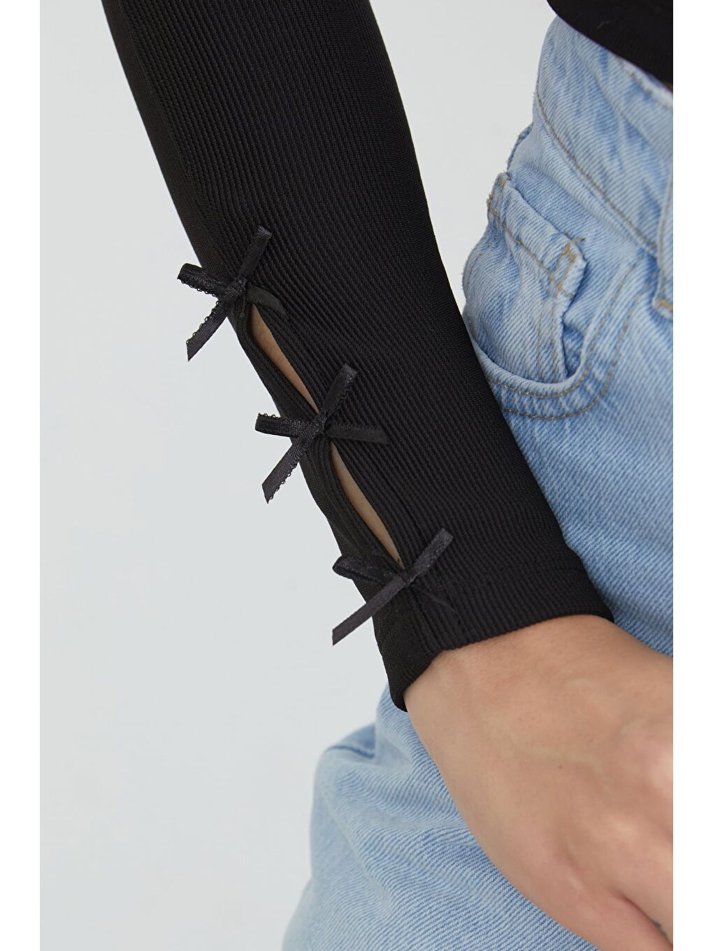 Siyah Fitilli Kolları Fiyonk Detaylı Bluz-4