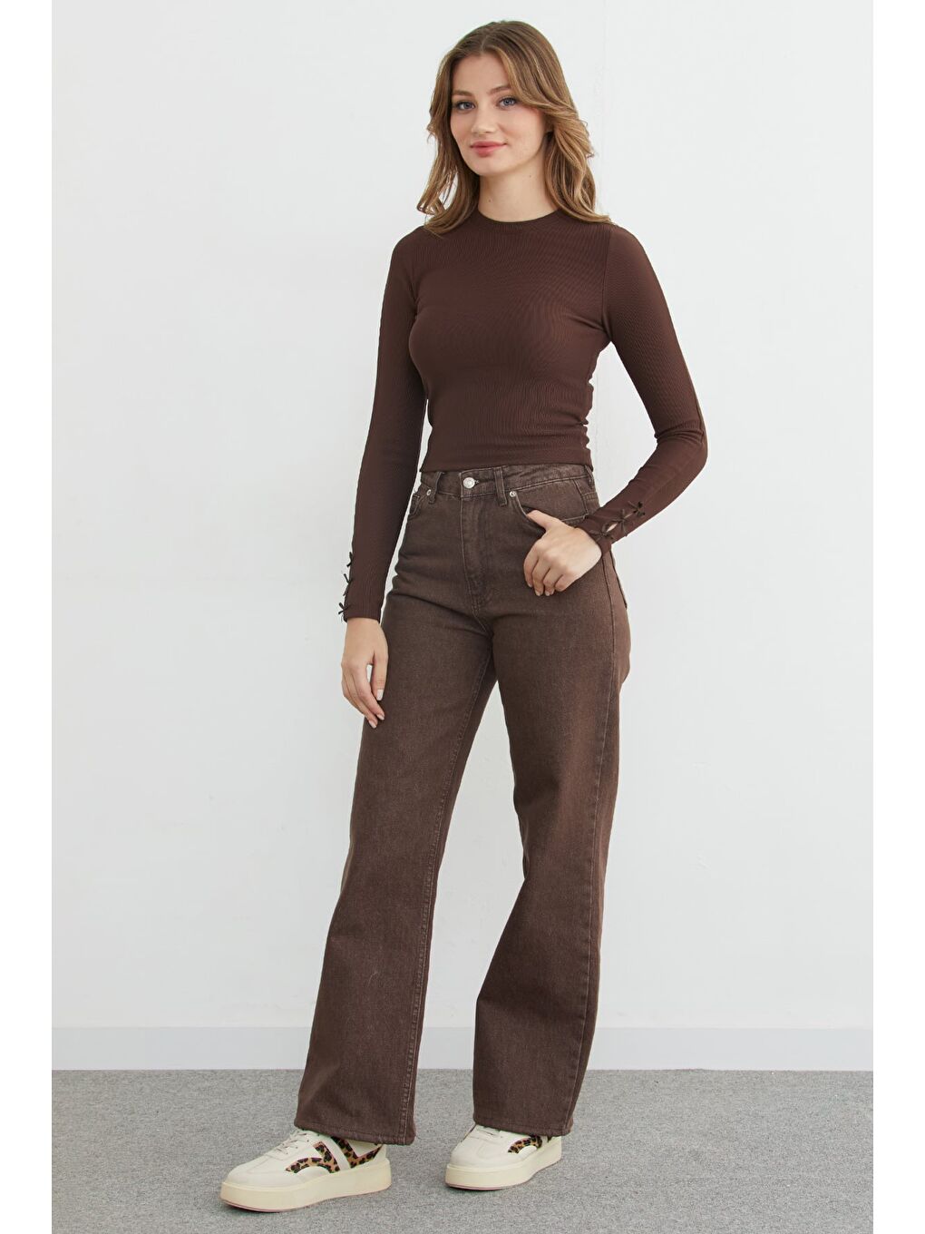 Kahverengi Fitilli Kolları Fiyonk Detaylı Bluz-1