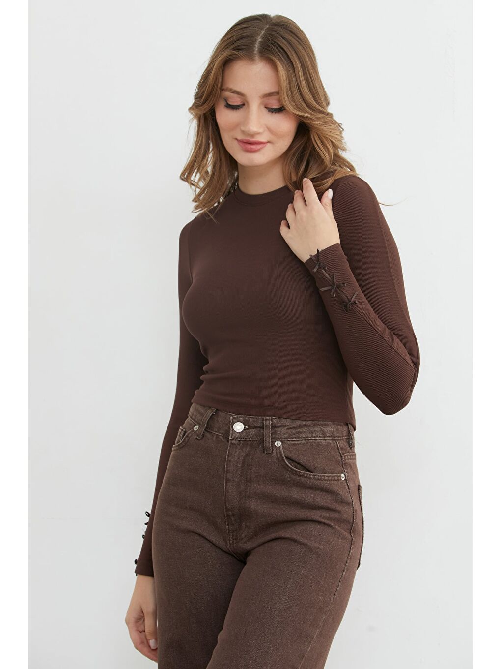 Kahverengi Fitilli Kolları Fiyonk Detaylı Bluz-2
