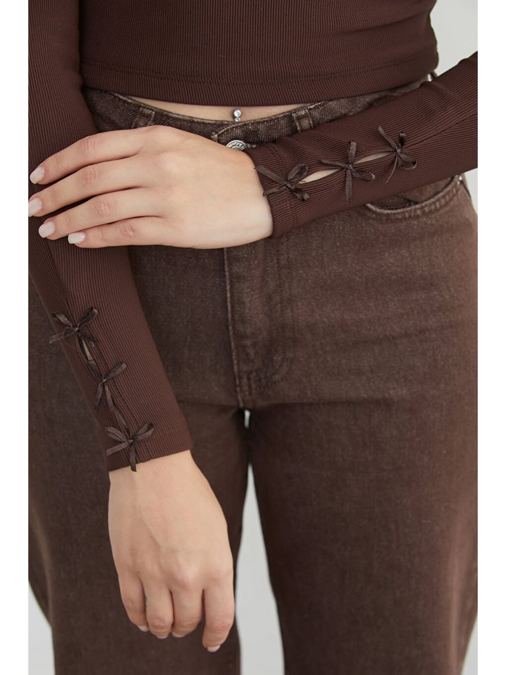 Kahverengi Fitilli Kolları Fiyonk Detaylı Bluz-3