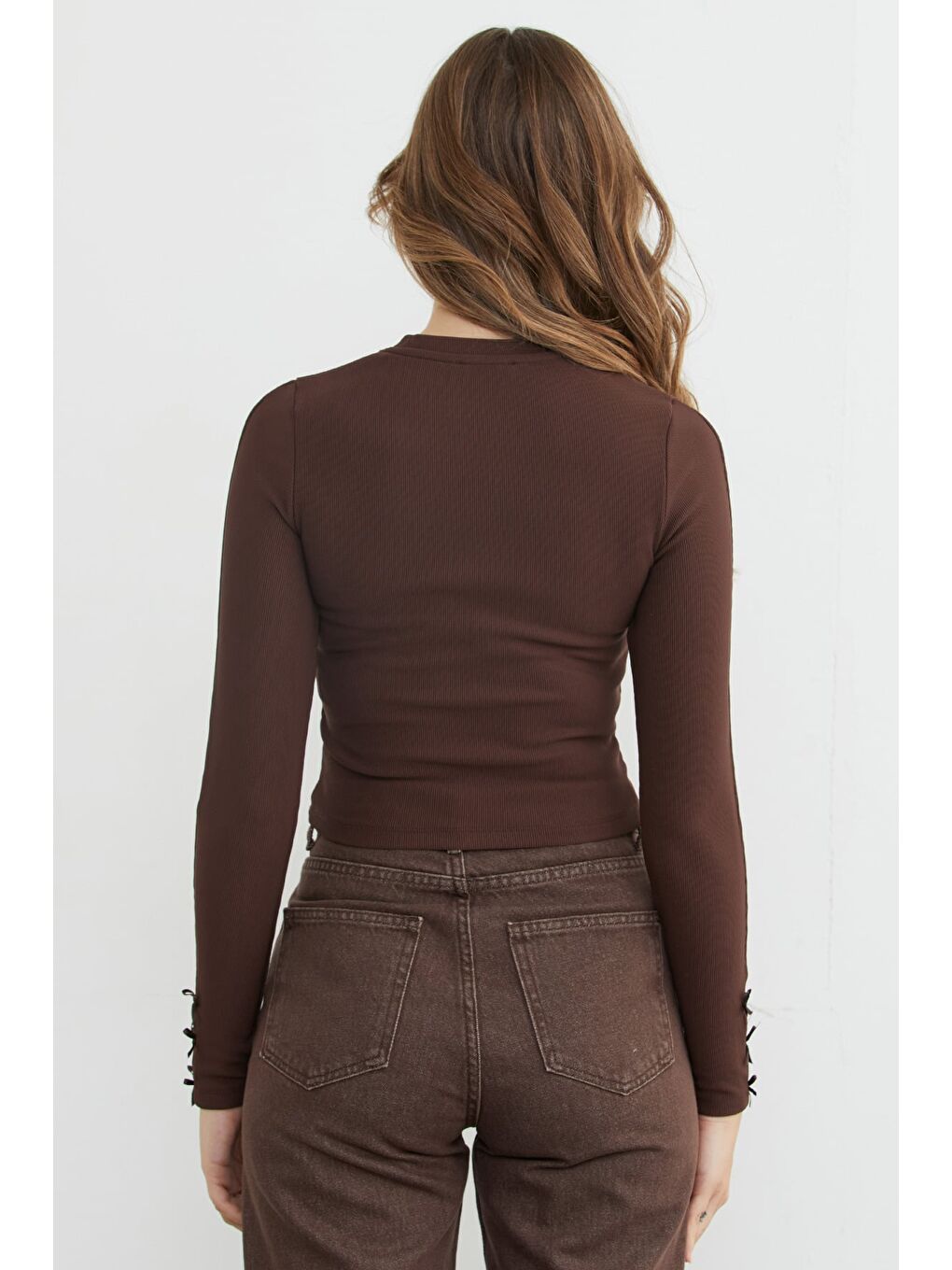 Kahverengi Fitilli Kolları Fiyonk Detaylı Bluz-4
