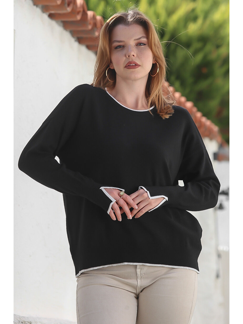 Siyah Yuvarlak Yaka Uzun Kol Arkası Düğmeli Casual Triko Kazak 65 65