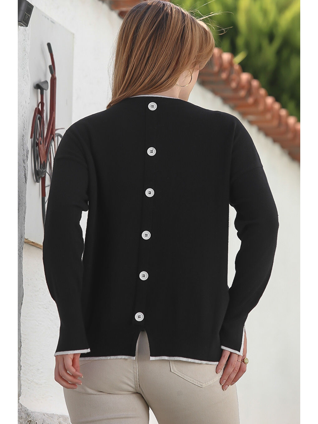 Siyah Yuvarlak Yaka Uzun Kol Arkası Düğmeli Casual Triko Kazak 65 65-2