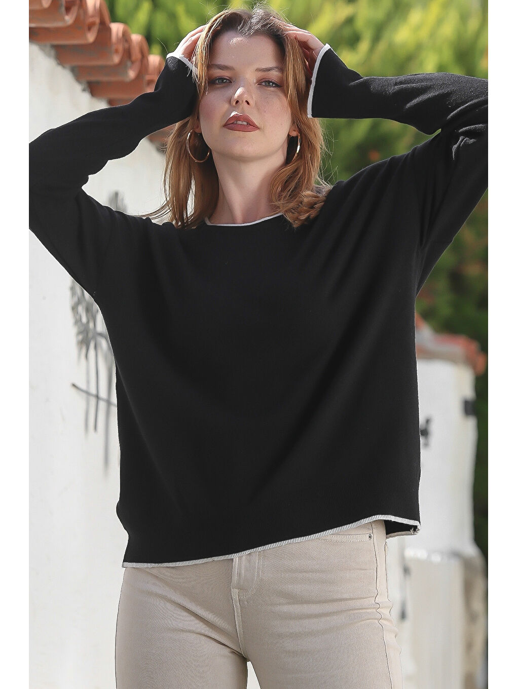 Siyah Yuvarlak Yaka Uzun Kol Arkası Düğmeli Casual Triko Kazak 65 65-5