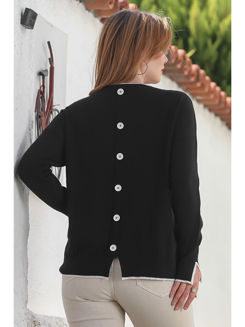 Siyah Yuvarlak Yaka Uzun Kol Arkası Düğmeli Casual Triko Kazak 65 65-7