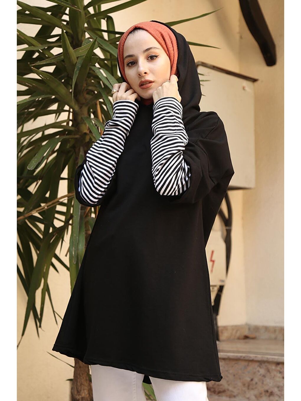 Kolu Çizgi Detaylı Kapüşonlu Sweat Siyah-1