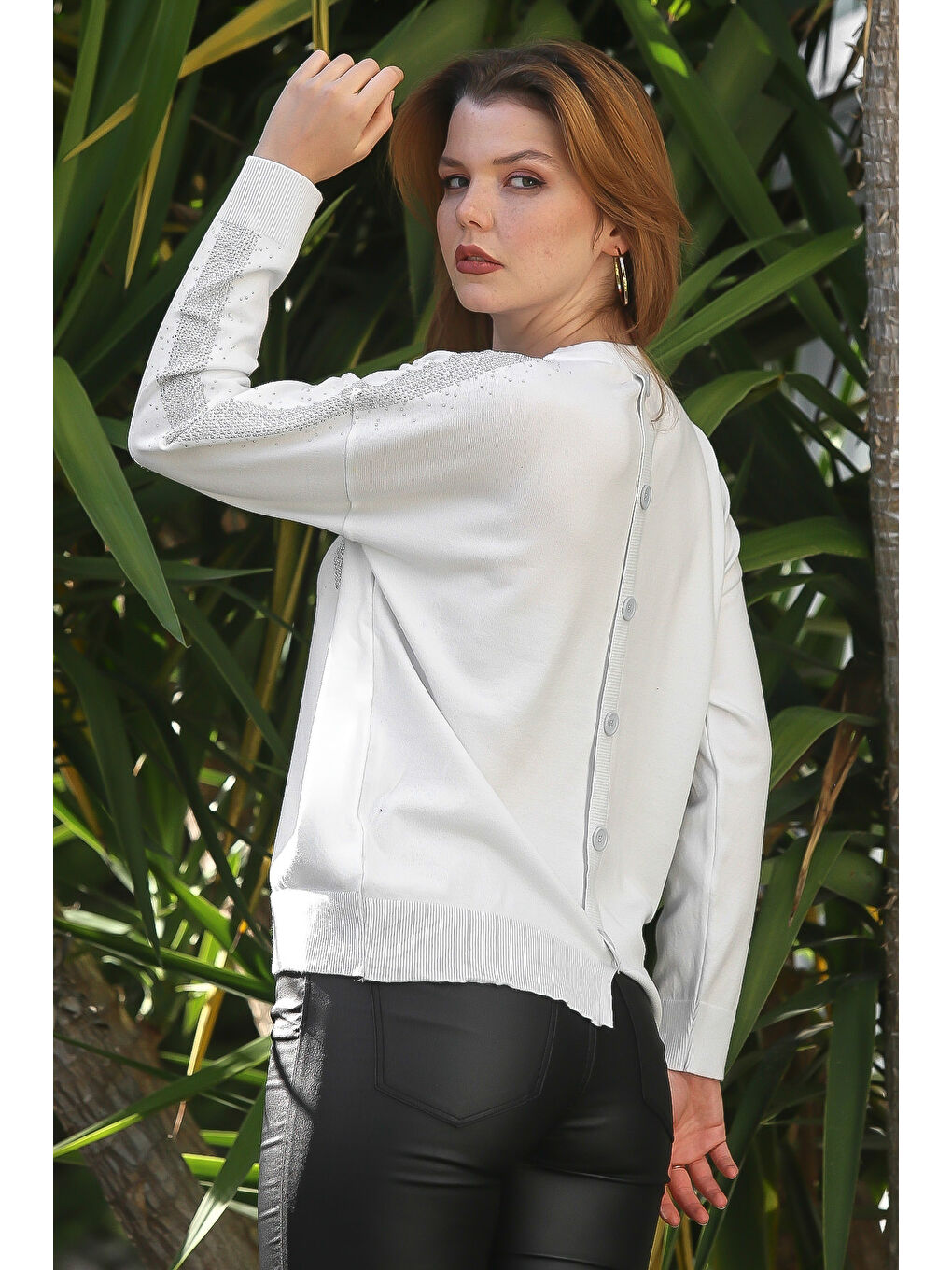 Ekru Yuvarlak Yaka Uzun Kol Arkası Düğmeli Taşlı Casual Triko Kazak 65 60-1