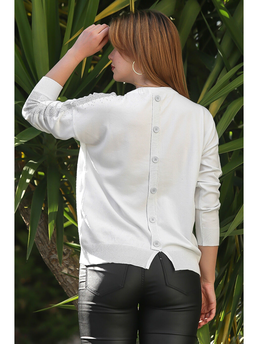 Ekru Yuvarlak Yaka Uzun Kol Arkası Düğmeli Taşlı Casual Triko Kazak 65 60-2