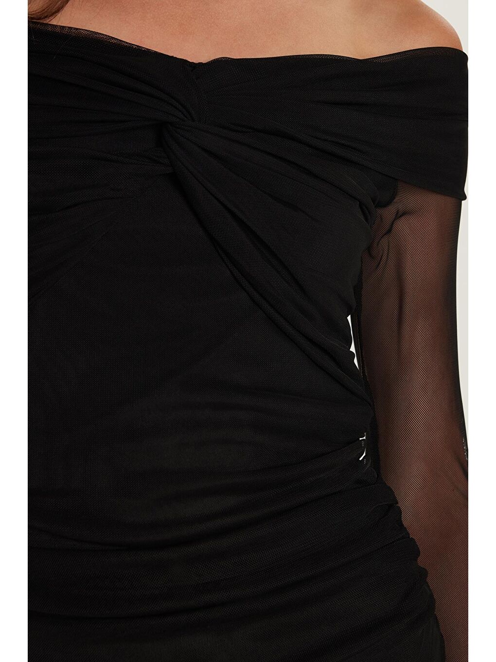 Kadın Slim Fit Dar Kesim Uzun Kollu Straplez Tül Detaylı Siyah Elbise-2