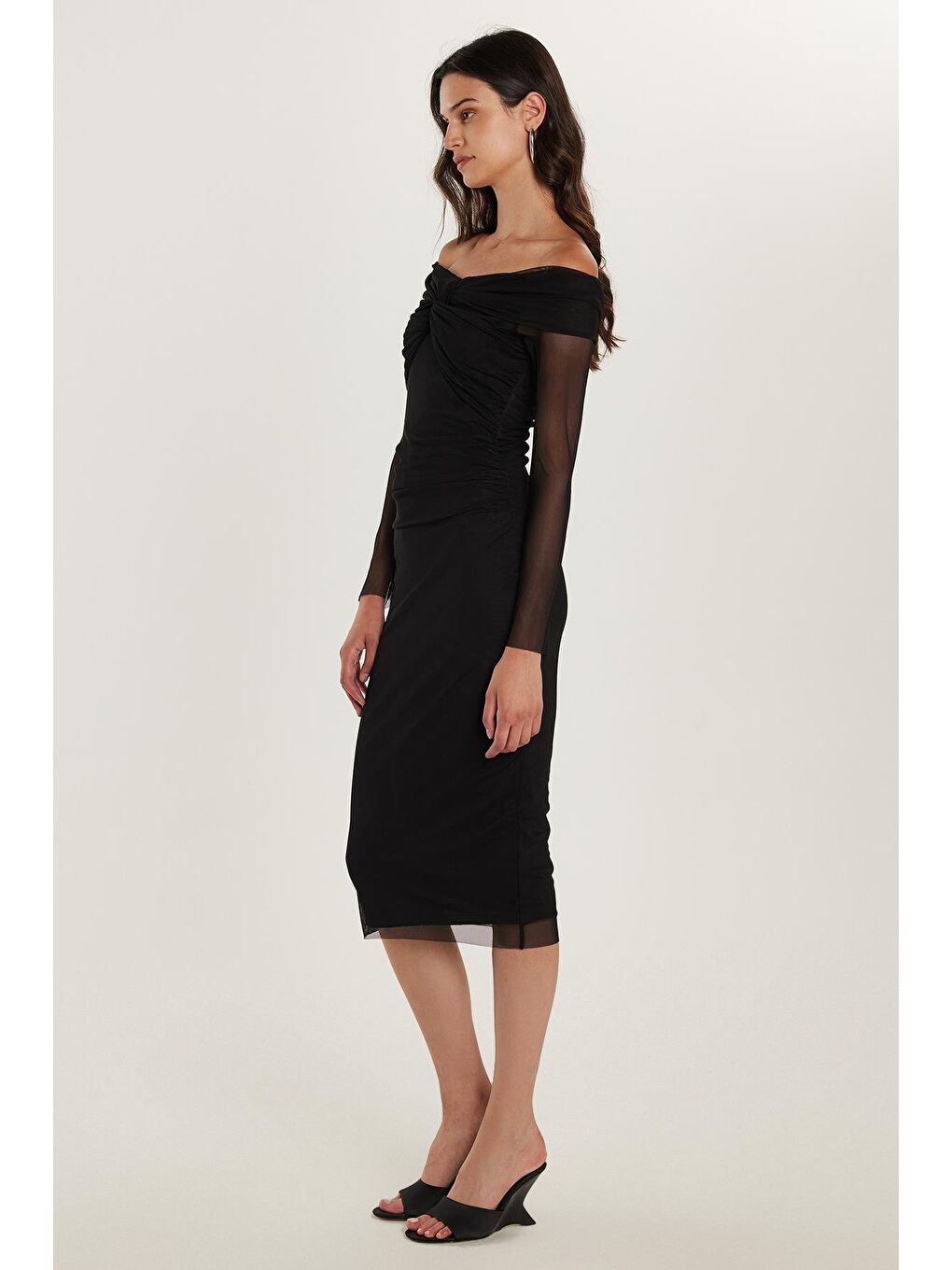 Kadın Slim Fit Dar Kesim Uzun Kollu Straplez Tül Detaylı Siyah Elbise-3