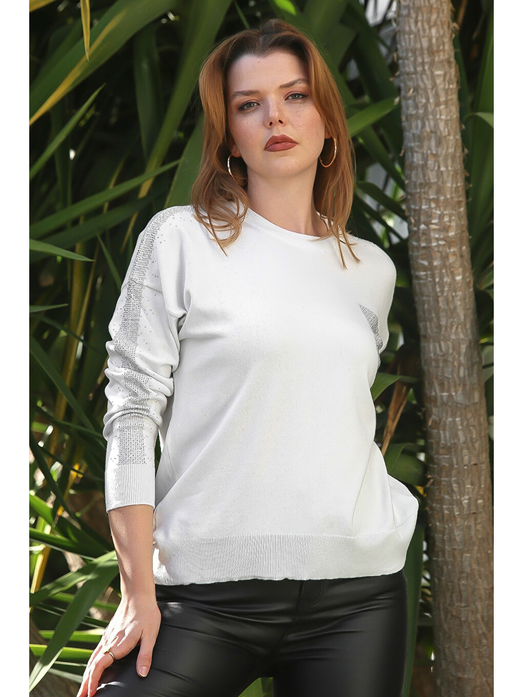 Ekru Yuvarlak Yaka Uzun Kol Arkası Düğmeli Taşlı Casual Triko Kazak 65 60-5