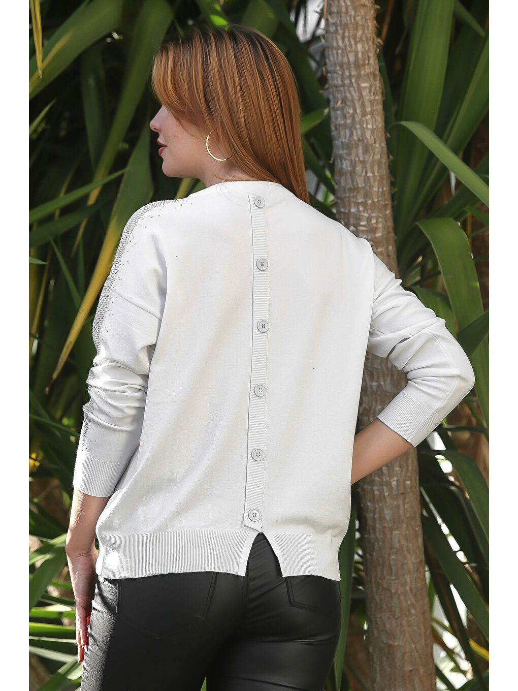 Ekru Yuvarlak Yaka Uzun Kol Arkası Düğmeli Taşlı Casual Triko Kazak 65 60-6