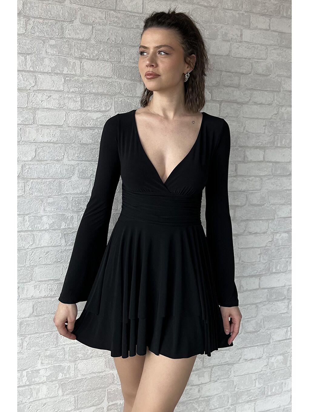 Siyah Kadın V Yaka İspanyol Kol Kat Kat Pileli Elastanlı Elbise