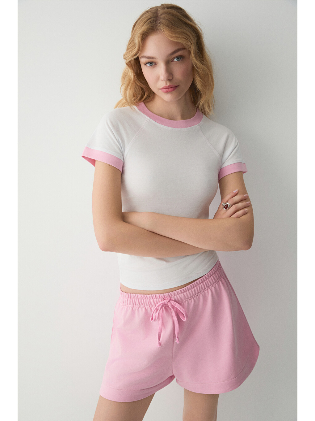 Olya Kadın Yuvarlak Yakalı Kontrast Yaka Ve Kol Uçlu Beyaz-pembe T-shirt