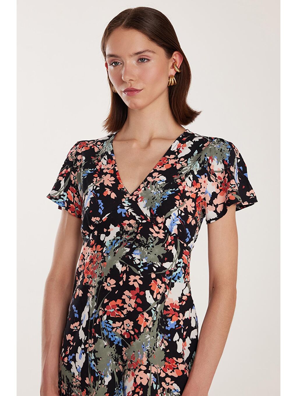 Siyah Kadın Standart Fit Viskon V Yaka Midi Elbise-1