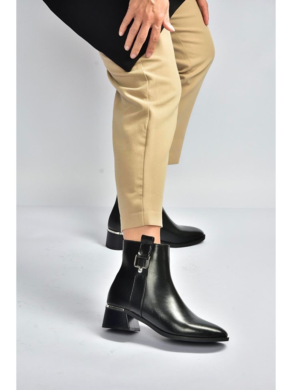 Siyah Kadın Bot V518978809-1