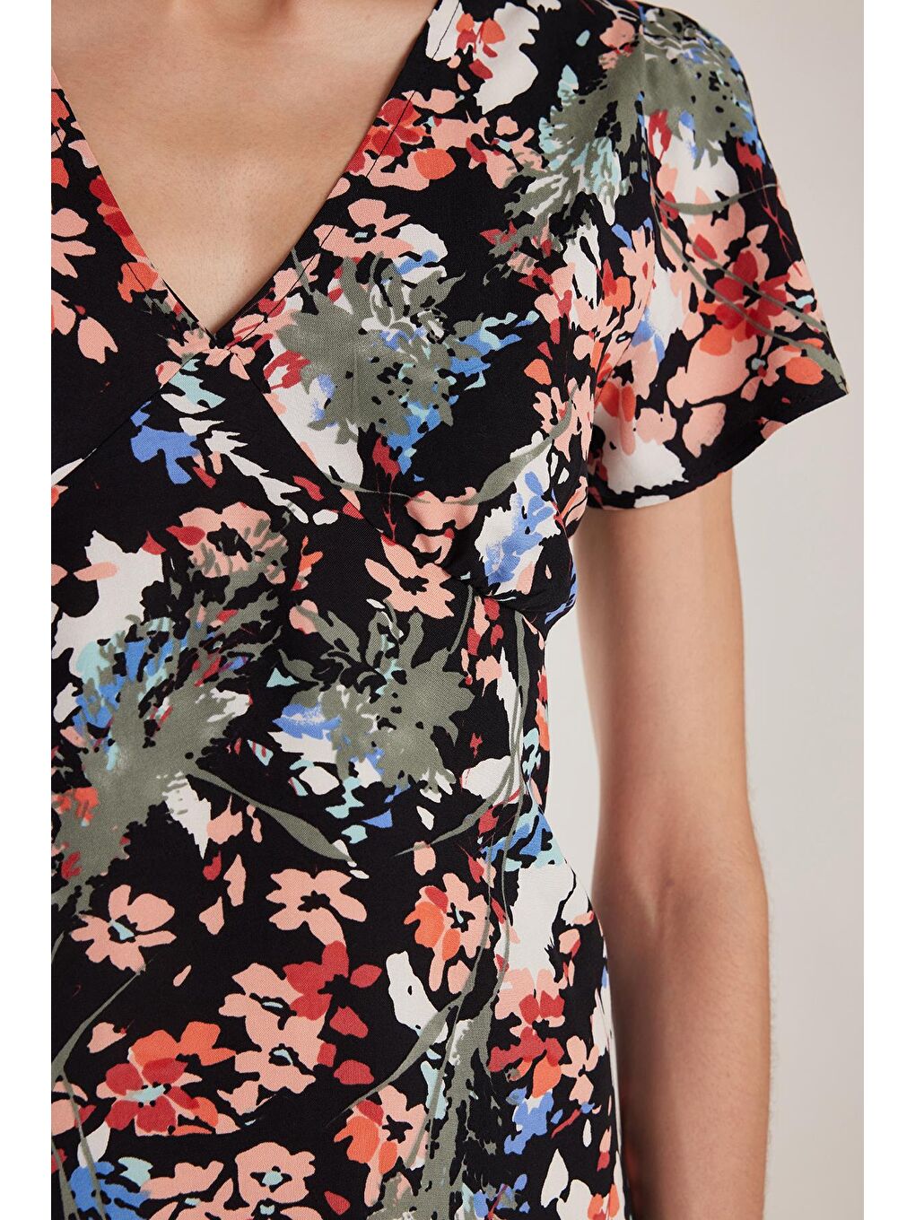 Siyah Kadın Standart Fit Viskon V Yaka Midi Elbise-2