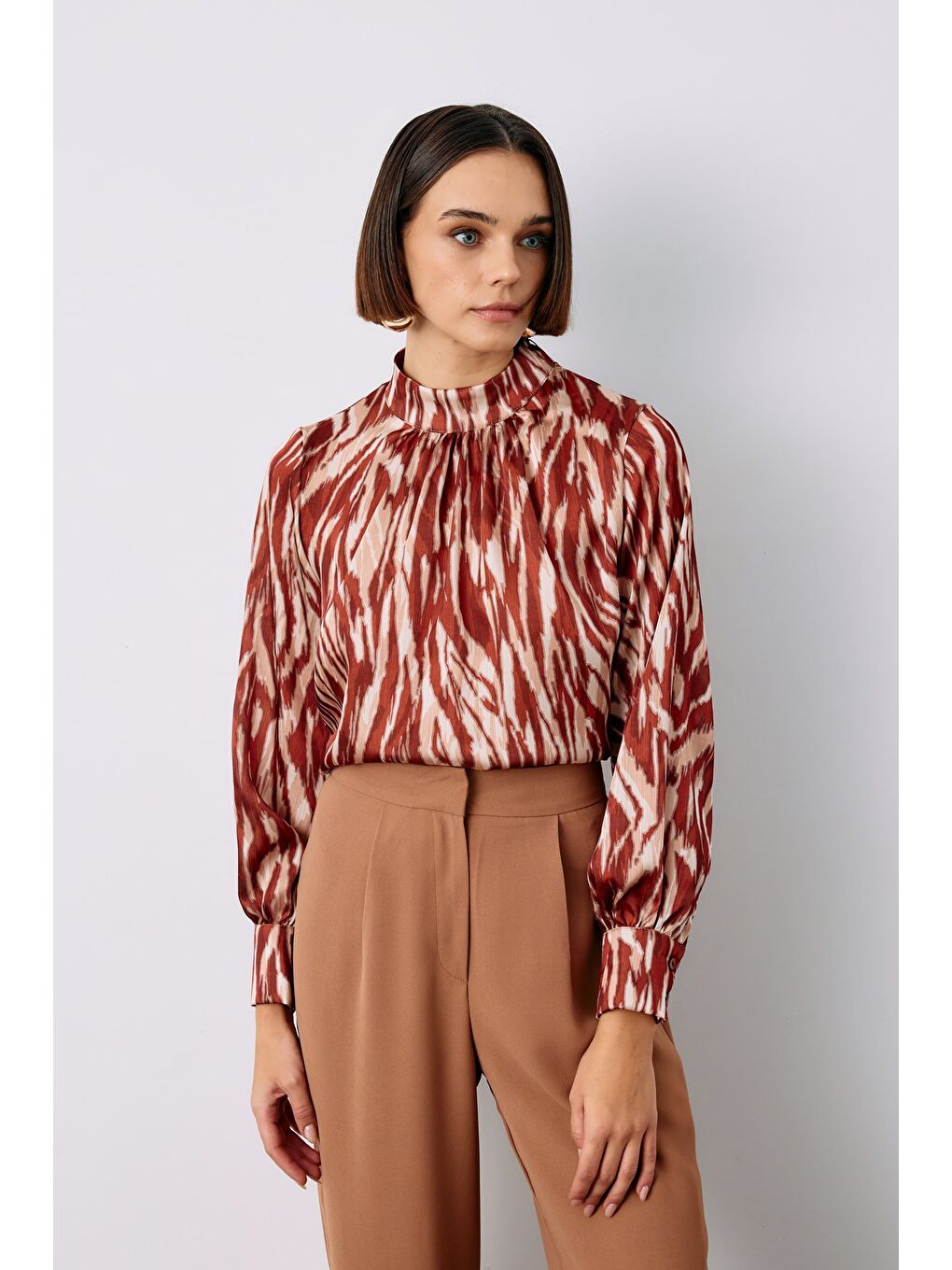 Kahverengi Desenli Dik Yakalı Bluz - Taba-2