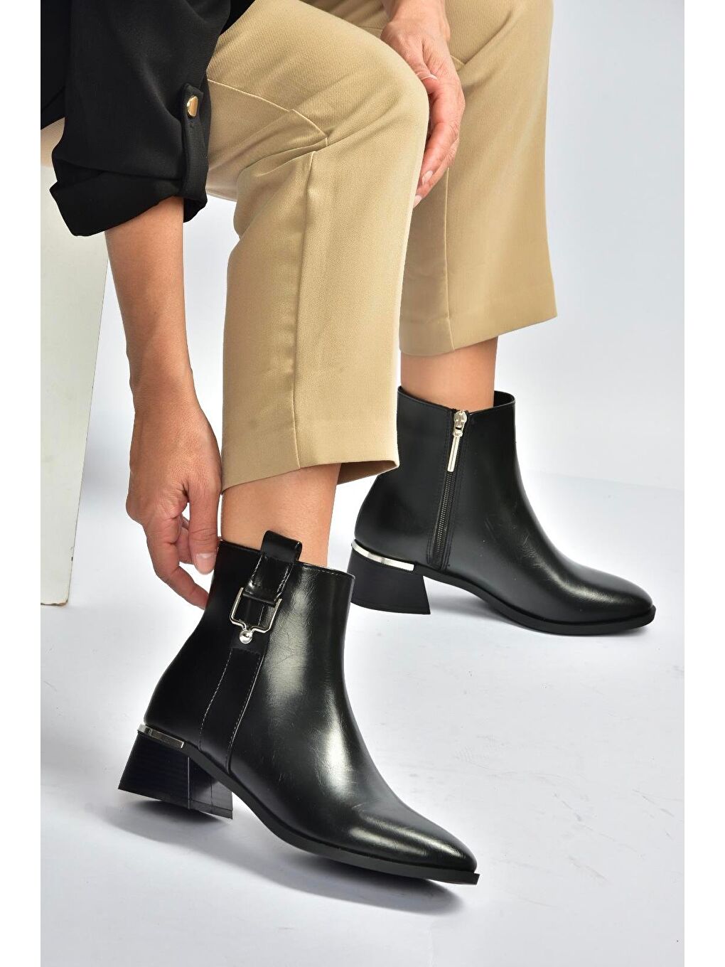 Siyah Kadın Bot V518978809-2