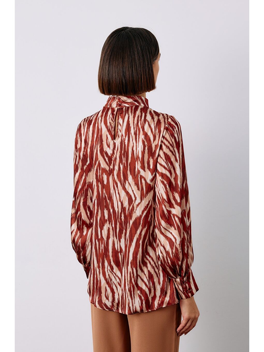 Kahverengi Desenli Dik Yakalı Bluz - Taba-3