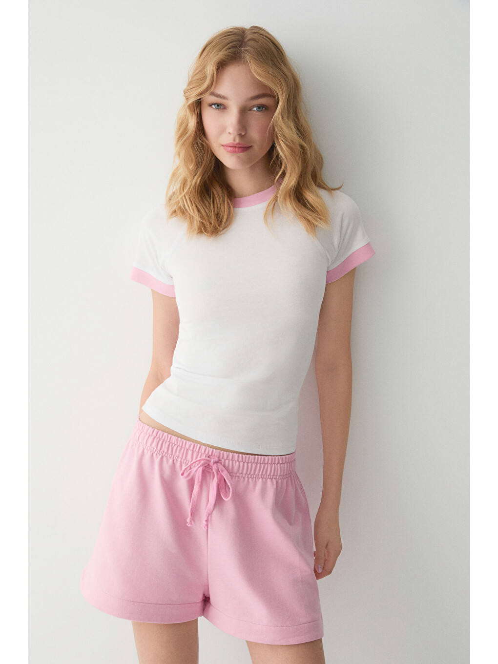 Olya Kadın Yuvarlak Yakalı Kontrast Yaka Ve Kol Uçlu Beyaz-pembe T-shirt-1